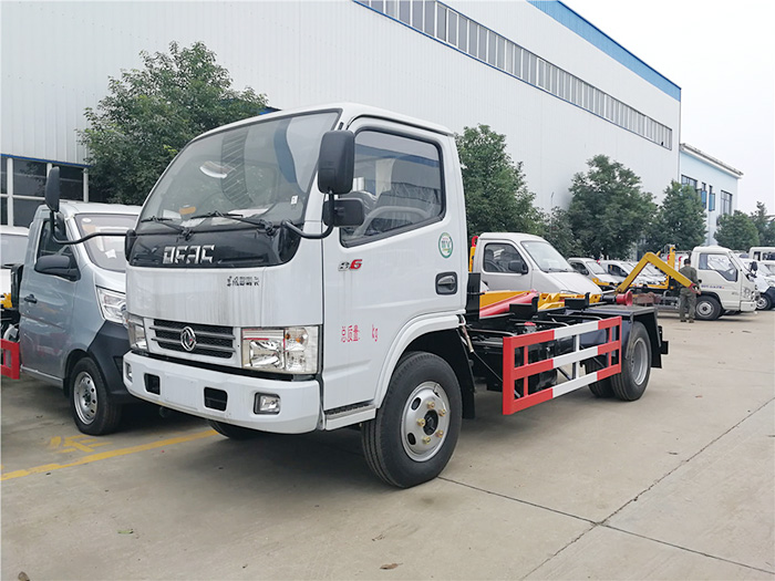 東風(fēng)多利卡勾臂垃圾車-5方