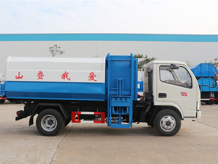 東風多利卡掛桶垃圾車-5方