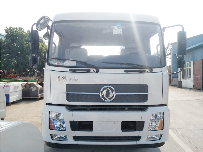 東風(fēng)天錦擺臂垃圾車-12方