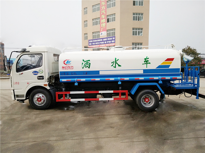 東風(fēng)多利卡灑水車-8方