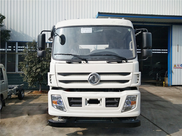 東風(fēng)專底灑水車-12方