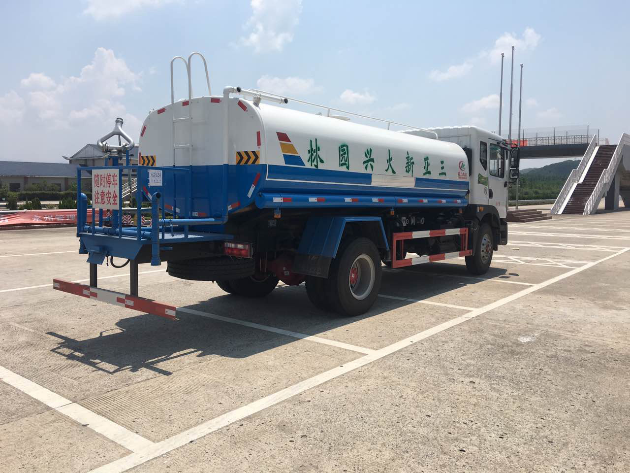 東風(fēng)新款灑水車D9-15方