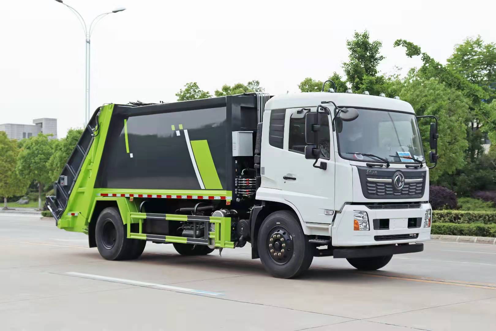 東風(fēng)天錦壓縮式垃圾車