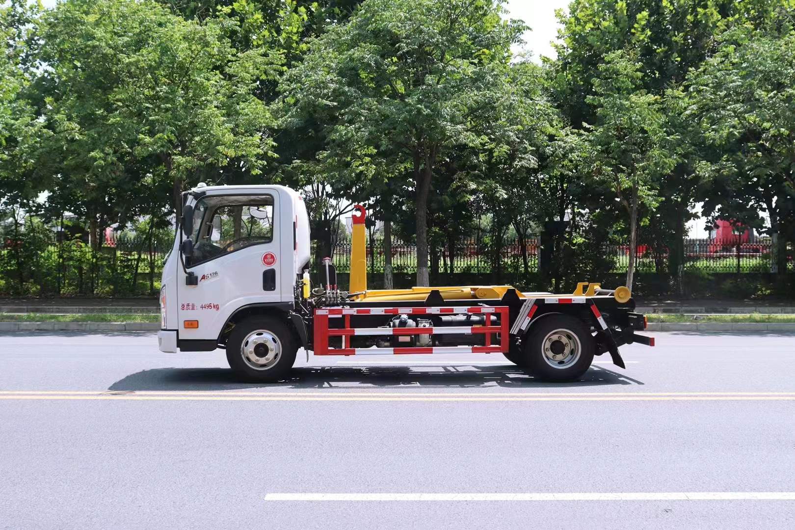 大運(yùn)牌勾臂垃圾車(chē)（建筑垃圾）