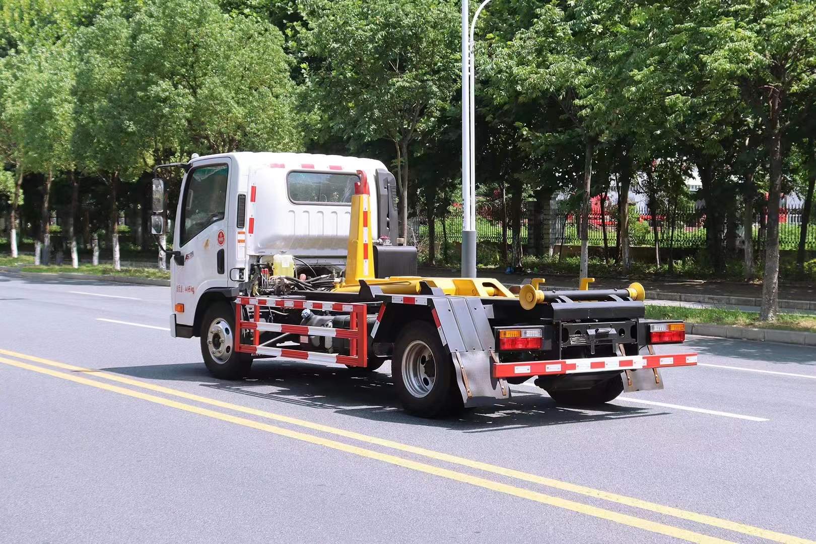 大運(yùn)牌勾臂垃圾車(chē)（建筑垃圾）