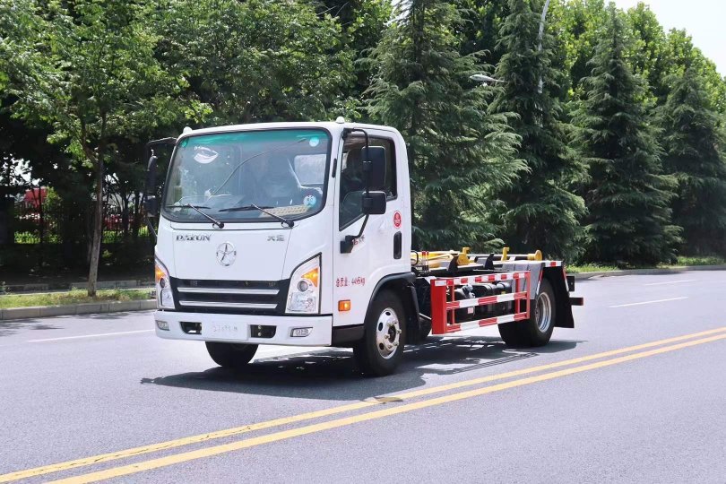 大運(yùn)牌勾臂垃圾車（建筑垃圾）