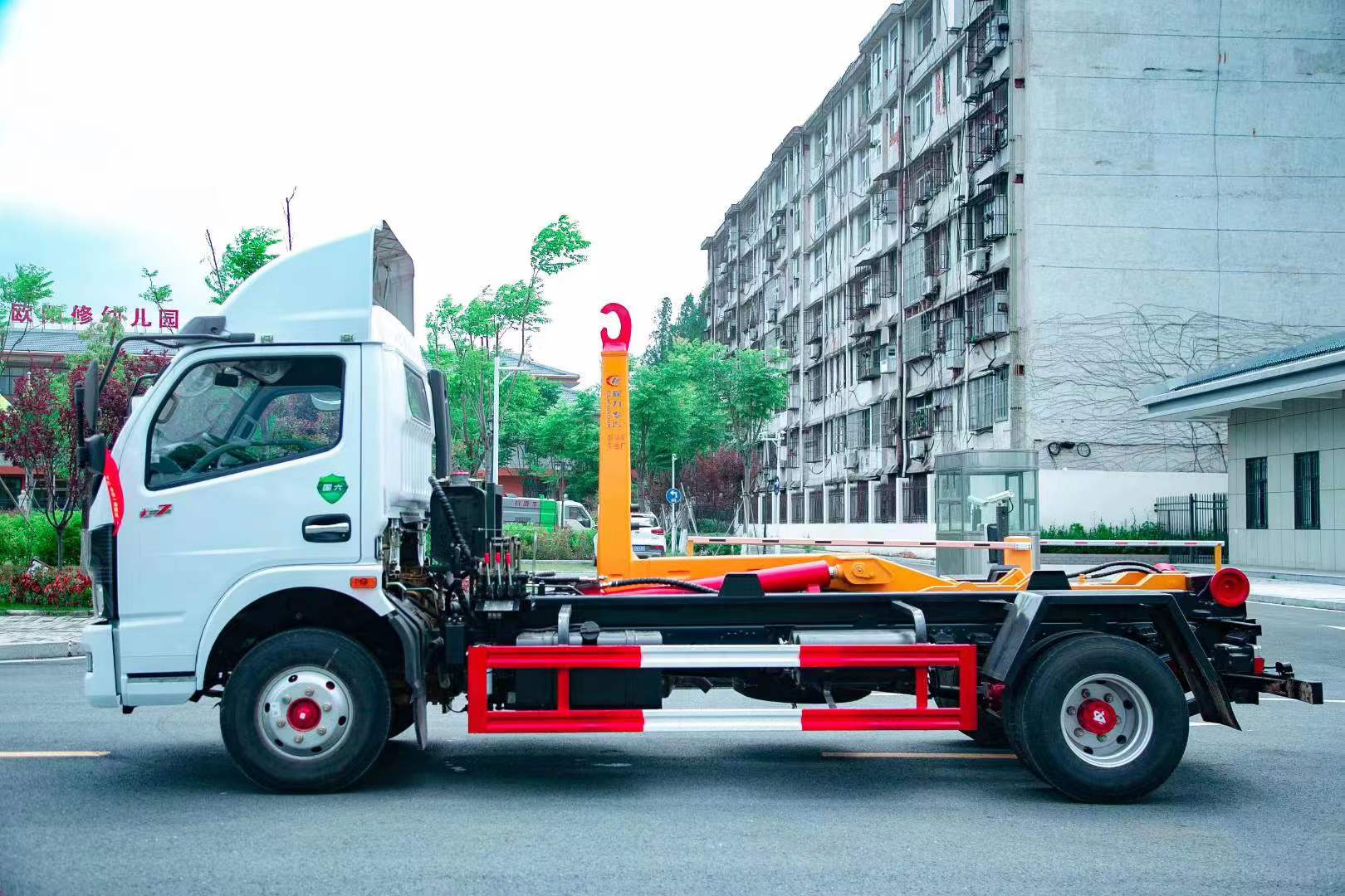 CLW東風牌勾臂垃圾車（建筑垃圾）