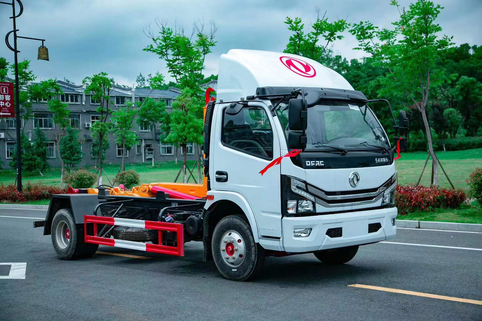 CLW東風牌勾臂垃圾車（建筑垃圾）
