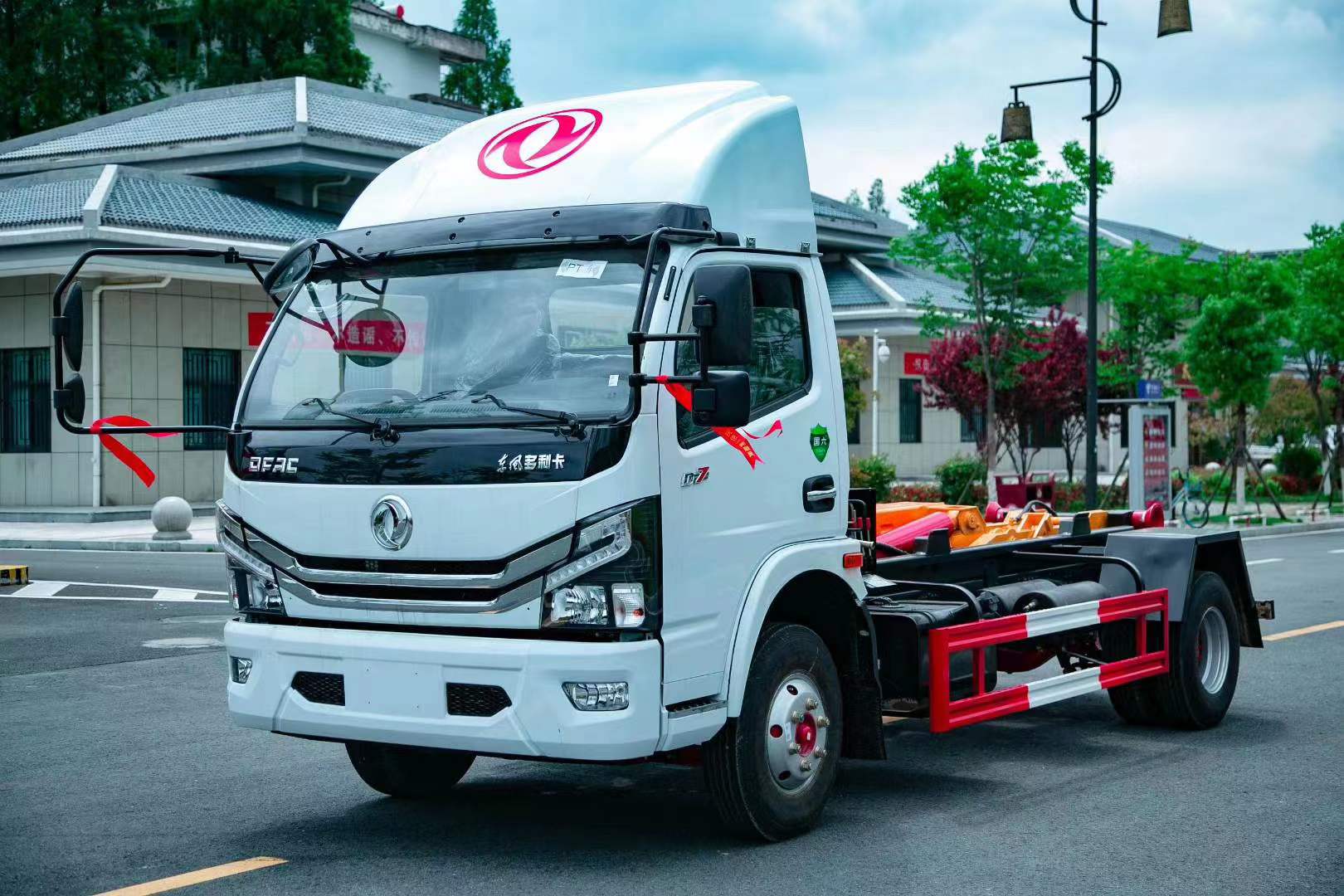 CLW東風牌勾臂垃圾車（建筑垃圾）