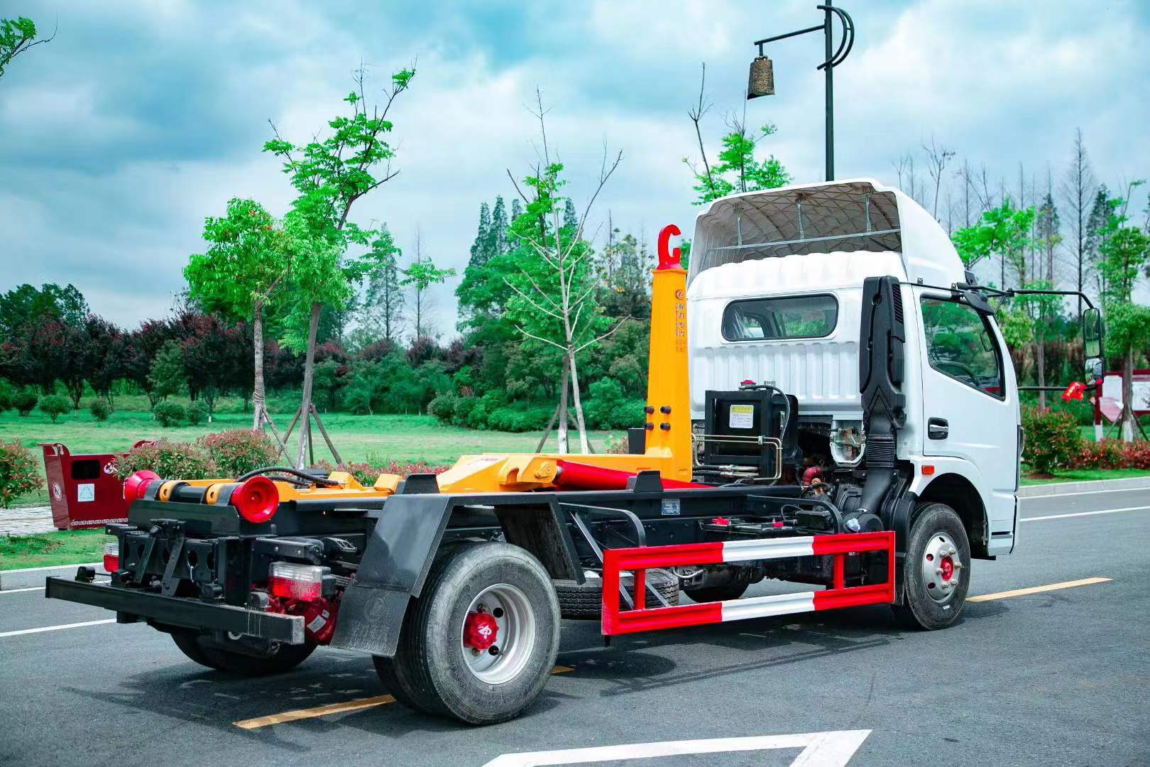 CLW東風牌勾臂垃圾車（建筑垃圾）